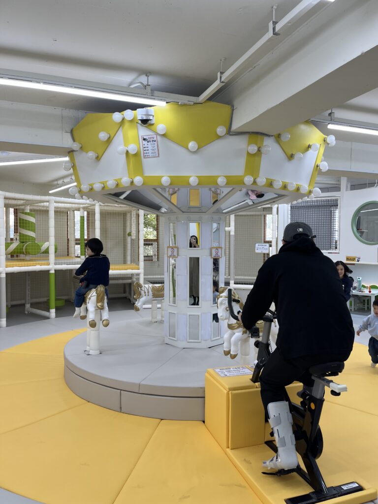 서울형 키즈카페 사당 2동점 회전목마 전경