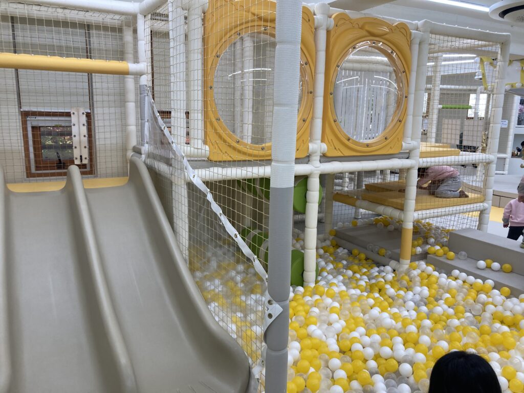 서울형 키즈카페 동키 사당2호점 미끄럼틀 구역

